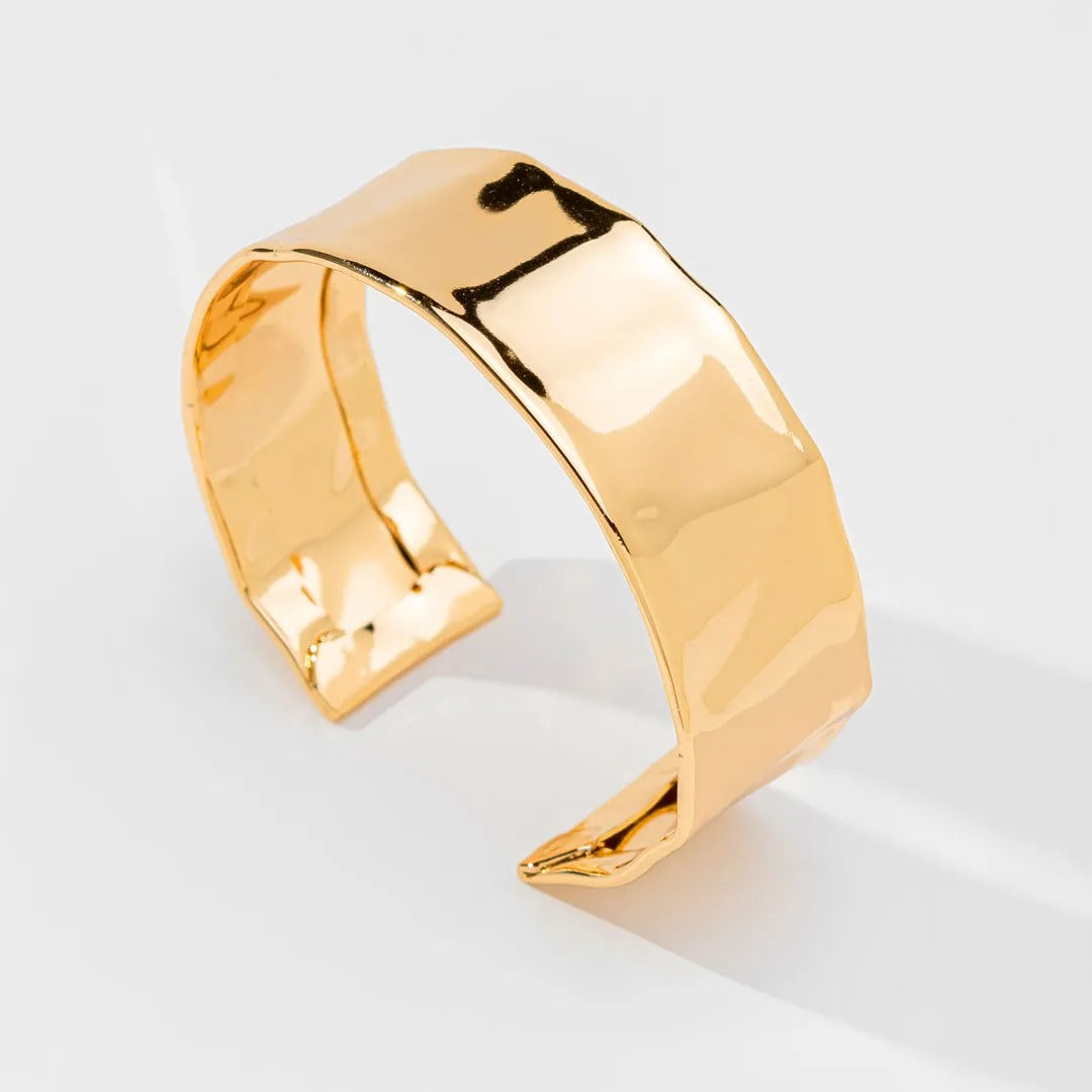 Bracelete orgânico amassado banhado a ouro 18k
