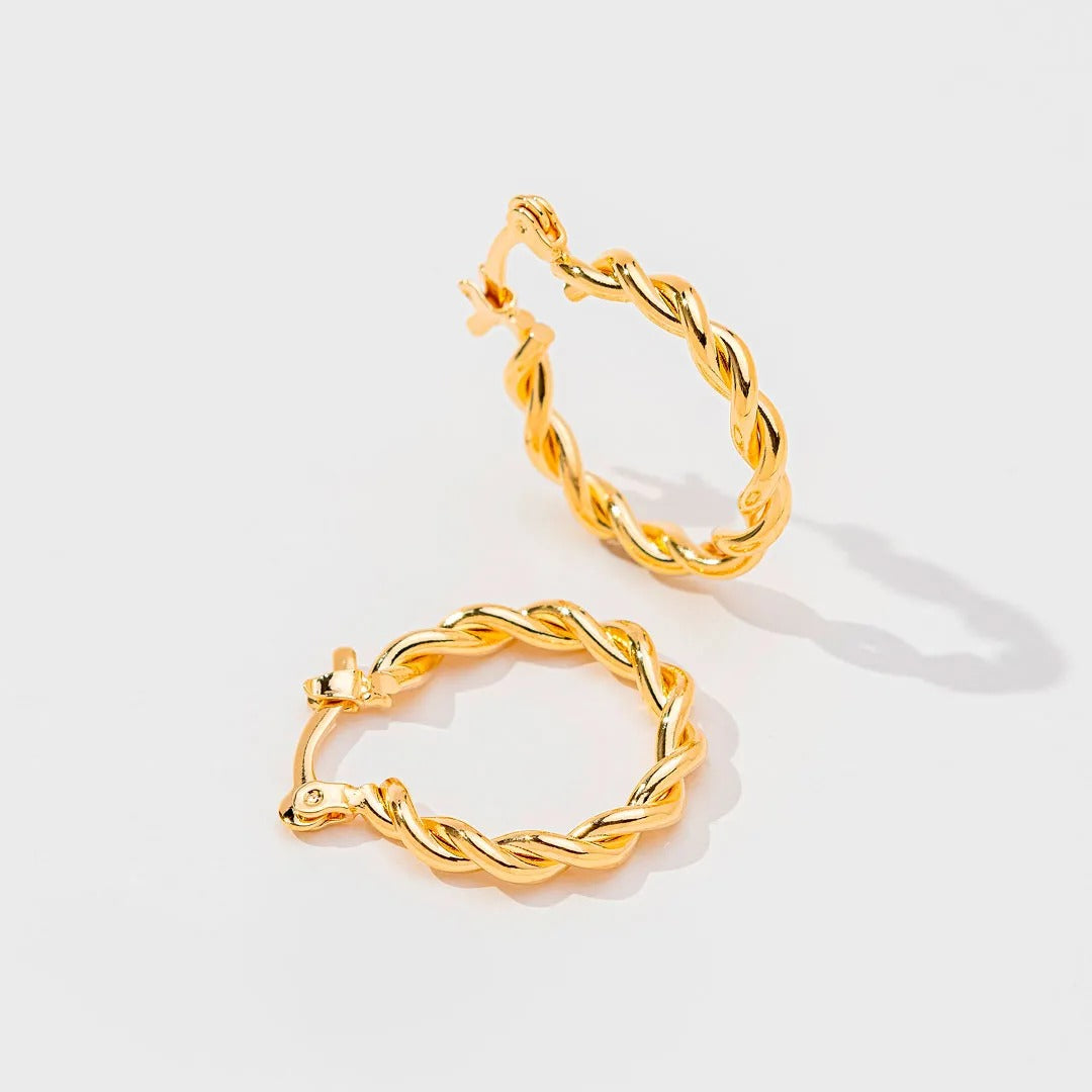 Brinco de argola torcida banhado a ouro 18k