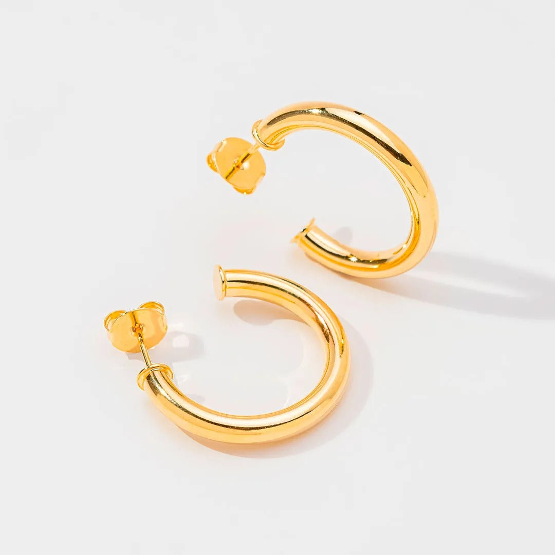 Brinco de argola tubular média banhado a ouro 18k
