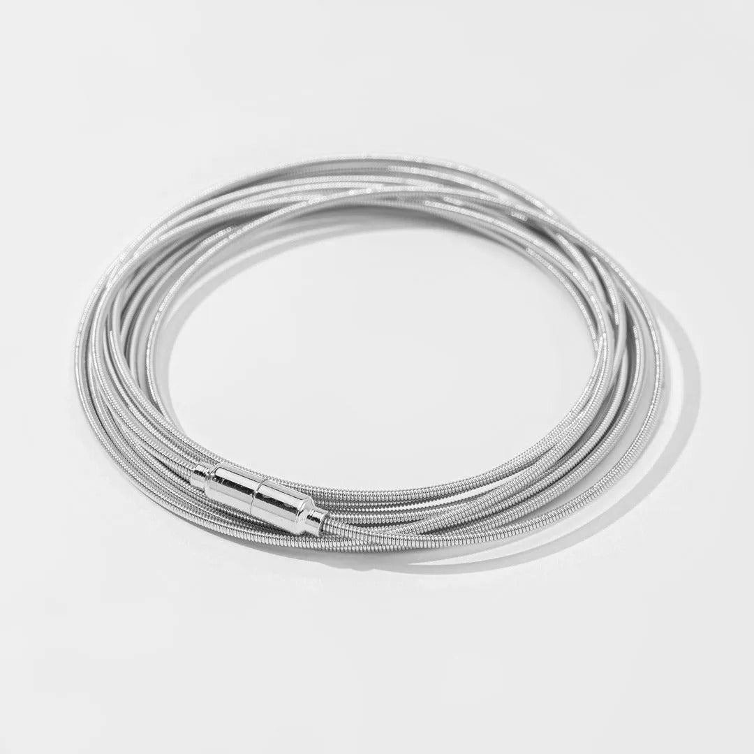 Pulseira corda de violão banhada em ródio branco