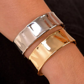 Bracelete orgânico amassado banhado a ouro 18k