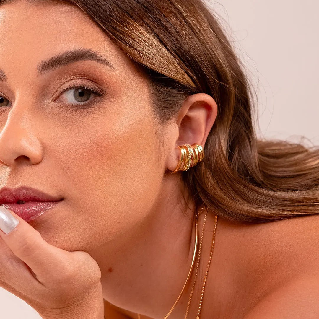 Brinco ear cuff maxi cravejado banhado a ouro 18k