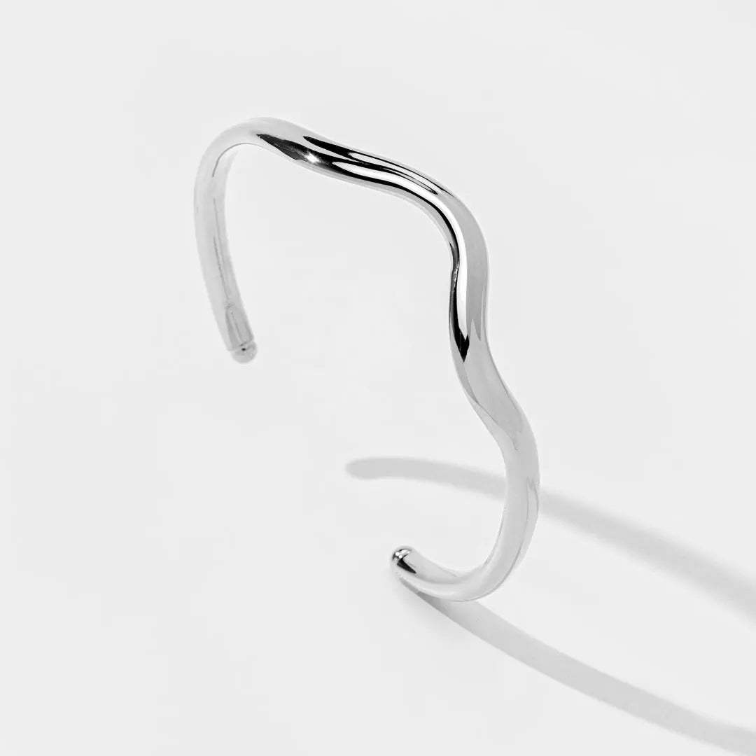 Bracelete ajustável ondulado liso banhado em ródio branco
